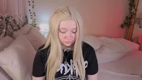 Snapshot of carolina_winter chatting on April 19, 8:02 am Mira online show from April 19, 8:02 am