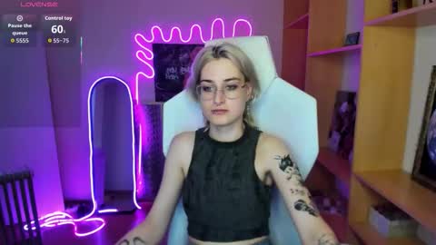 Snapshot of caroline_carterr chatting on October 19, 2:23 am Caroline online show from October 19, 2:23 am