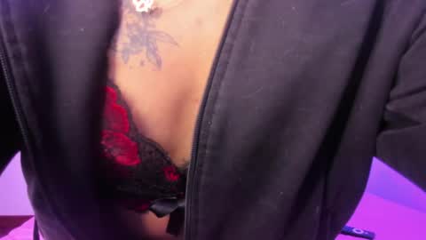 Snapshot of caroline_cute7 chatting on April 9, 6:19 am caroline 3 online show from April 9, 6:19 am