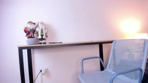  Caroline  online show from January 13, 11:37 am