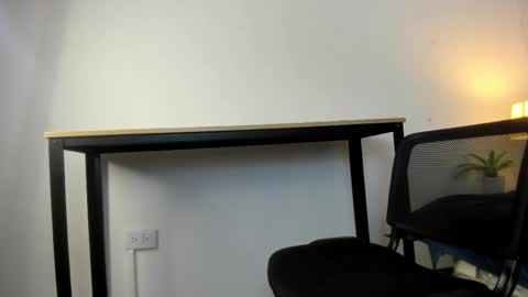 Snapshot of caroline_dh chatting on April 8, 11:32 am Caroline online show from April 8, 11:32 am