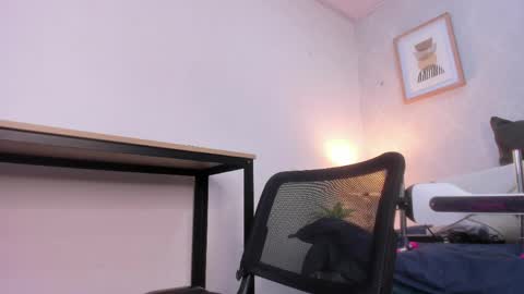 Snapshot of caroline_dh chatting on April 18, 11:25 am Caroline online show from April 18, 11:25 am