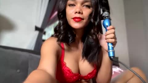 Snapshot of caroline_east chatting on April 4, 12:42 am caroline_east online show from April 4, 12:42 am