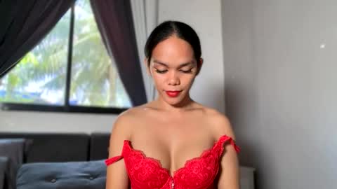 Snapshot of caroline_east chatting on April 9, 1:49 am caroline_east online show from April 9, 1:49 am