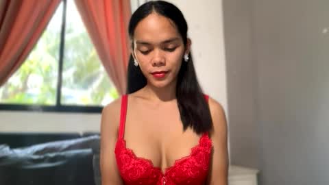Snapshot of caroline_east chatting on April 16, 2:01 am caroline_east online show from April 16, 2:01 am
