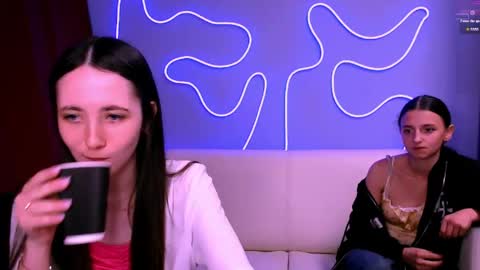 Snapshot of caroline_honeyy chatting on June 4, 7:31 pm Caroline online show from June 4, 7:31 pm