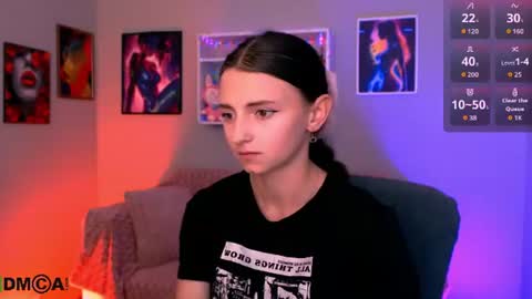 Snapshot of caroline_honeyy chatting on June 13, 7:34 pm Caroline online show from June 13, 7:34 pm