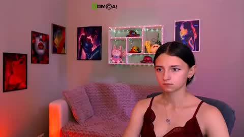 Snapshot of caroline_honeyy chatting on June 16, 9:34 am Caroline online show from June 16, 9:34 am