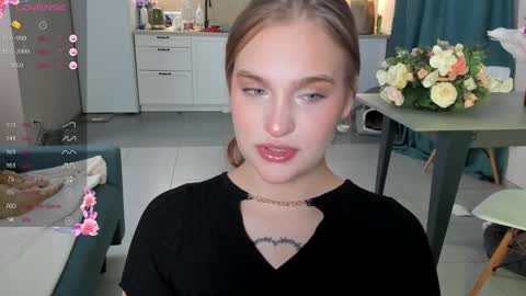 Snapshot of caroline_kiparis chatting on December 3, 11:24 pm Caro online show from December 3, 11:24 pm