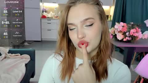 Snapshot of caroline_kiparis chatting on December 5, 11:51 pm Caro online show from December 5, 11:51 pm
