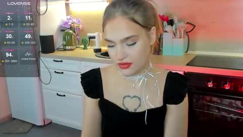 Snapshot of caroline_kiparis chatting on December 13, 11:28 pm Caro online show from December 13, 11:28 pm