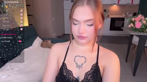 Snapshot of caroline_kiparis chatting on February 1, 1:02 am Caro online show from February 1, 1:02 am