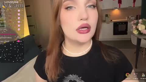 Snapshot of caroline_kiparis chatting on February 2, 8:51 pm Caro online show from February 2, 8:51 pm