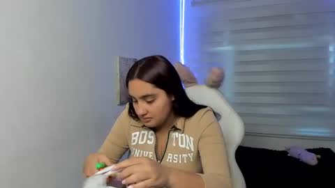 caroline_rodriguez_9 online show from June 23, 7:01 pm
