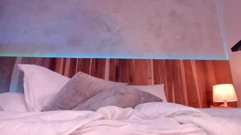 Caroline online show from December 13, 7:53 pm