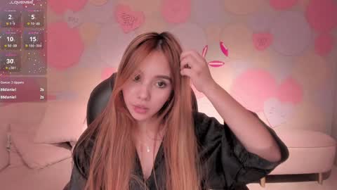 Snapshot of carolinegrace_ chatting on December 3, 9:44 am Caro online show from December 3, 9:44 am