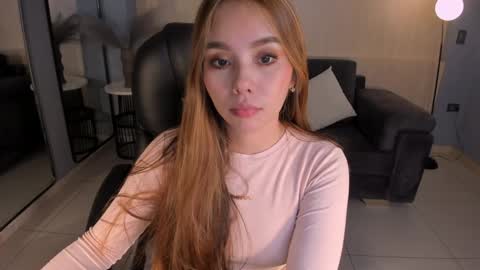 Snapshot of carolinegrace_ chatting on December 11, 3:02 am Caro online show from December 11, 3:02 am