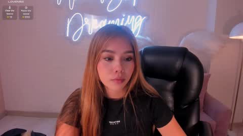 Snapshot of carolinegrace_ chatting on February 19, 10:45 am Caro online show from February 19, 10:45 am