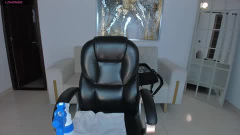 Snapshot of carolinegrace_ chatting on March 9, 10:19 am Caro online show from March 9, 10:19 am