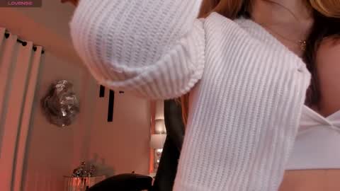 Snapshot of carolinegrace_ chatting on November 23, 11:21 am Caro online show from November 23, 11:21 am