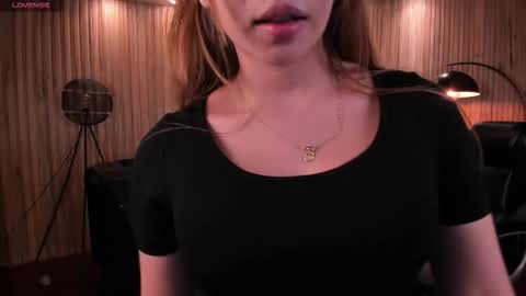 Snapshot of carolinegrace_ chatting on November 28, 10:40 am Caro online show from November 28, 10:40 am