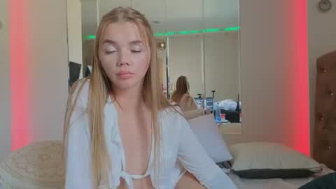 Snapshot of carriebradshawww chatting on July 1, 3:56 pm carriebradshawww online show from July 1, 3:56 pm