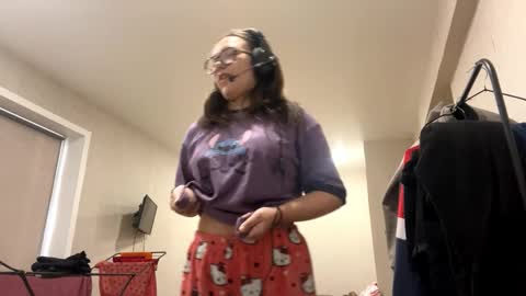 Snapshot of carrollaforte chatting on December 5, 3:59 am Emilia online show from December 5, 3:59 am