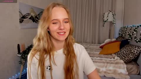Snapshot of casey_sweeet chatting on April 1, 3:31 pm Casey sweeet online show from April 1, 3:31 pm