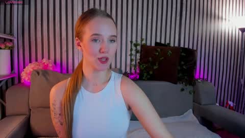 Snapshot of casey_sweeet chatting on April 6, 1:12 pm Casey sweeet online show from April 6, 1:12 pm