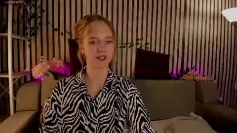 Snapshot of casey_sweeet chatting on June 4, 9:15 am Casey sweeet online show from June 4, 9:15 am