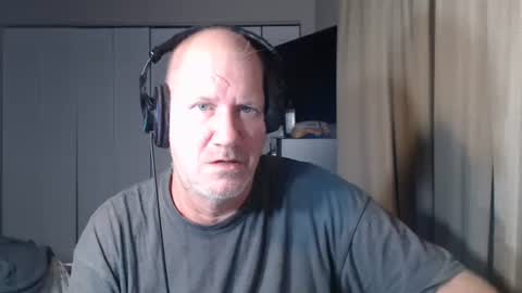 Snapshot of casinocam chatting on October 16, 5:52 am CasinoCam online show from October 16, 5:52 am