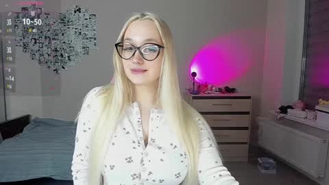 Cassie Rosss online show from January 14, 12:00 am