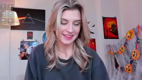 Snapshot of cassieholland chatting on November 4, 8:13 am Im Cassie3 online show from November 4, 8:13 am