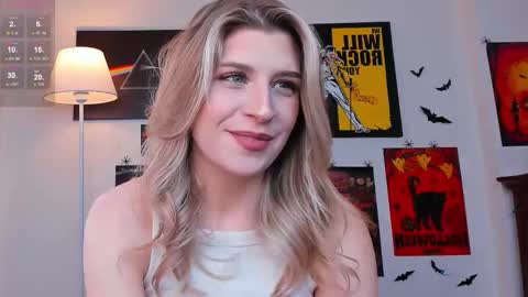 Snapshot of cassieholland chatting on November 28, 12:19 pm Im Cassie3 online show from November 28, 12:19 pm