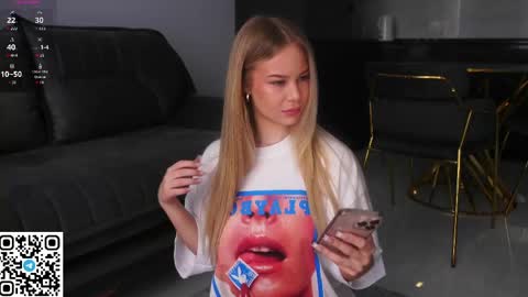 Snapshot of cassiemur_ chatting on May 18, 7:25 am Cassie online show from May 18, 7:25 am