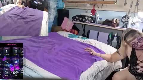 Snapshot of castrated_julie chatting on November 29, 1:41 am castrated julie online show from November 29, 1:41 am