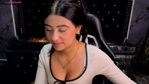 Snapshot of catalella_little_b chatting on June 4, 8:15 pm catalella_little_b online show from June 4, 8:15 pm