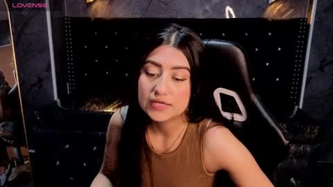 Snapshot of catalella_little_b chatting on June 6, 7:51 pm catalella_little_b online show from June 6, 7:51 pm