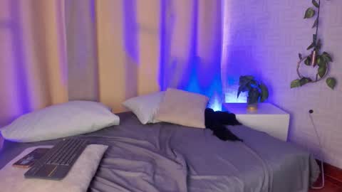 Snapshot of catalella_rouse chatting on March 7, 8:17 pm catalella_rouse online show from March 7, 8:17 pm