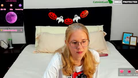 Snapshot of catmintlush chatting on October 18, 11:49 pm CatmintLush online show from October 18, 11:49 pm