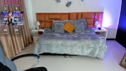 catti_brie_ online show from October 31, 11:44 am