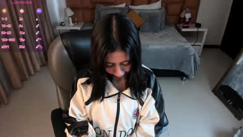 catti_brie_ online show from November 20, 11:43 am