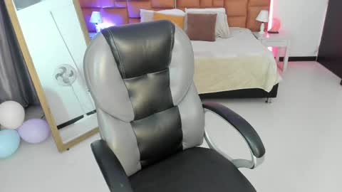 catti_brie_ online show from April 22, 11:23 am