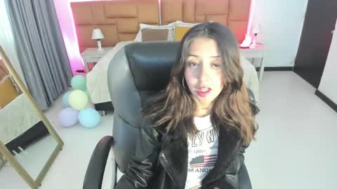 catti_brie_ online show from April 28, 11:37 am