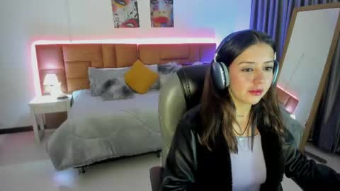 catti_brie_ online show from June 23, 11:30 am