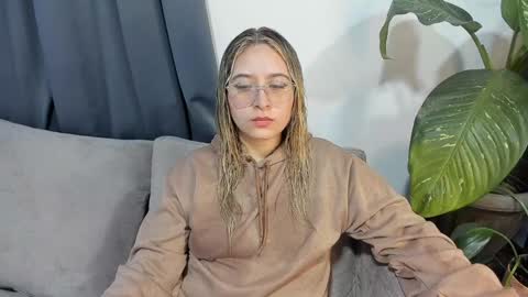 Snapshot of ccuteass chatting on December 3, 11:55 am ccuteass online show from December 3, 11:55 am