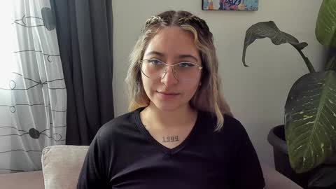 Snapshot of ccuteass chatting on December 7, 3:41 pm ccuteass online show from December 7, 3:41 pm