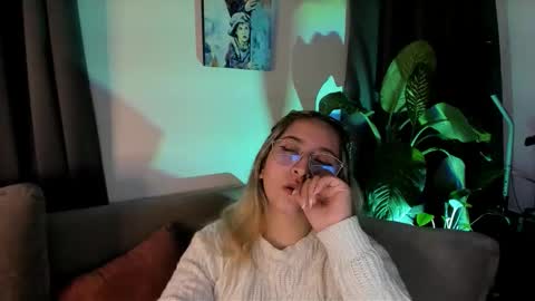 Snapshot of ccuteass chatting on December 9, 10:09 pm ccuteass online show from December 9, 10:09 pm