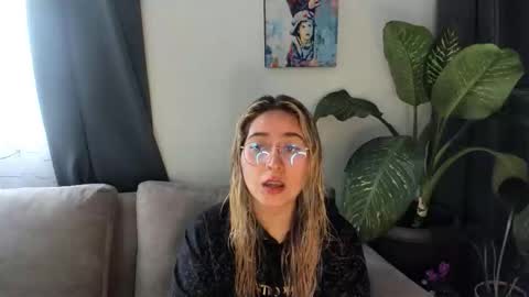 Snapshot of ccuteass chatting on January 9, 3:23 pm ccuteass online show from January 9, 3:23 pm