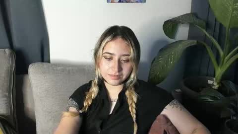 Snapshot of ccuteass chatting on February 13, 8:34 pm ccuteass online show from February 13, 8:34 pm